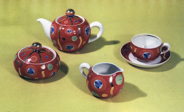 Валентин Городничев. Сервиз «Вятский». 1967. Дулёво. РИА Новости. Фото № 705979. Источник: visualrian.ru