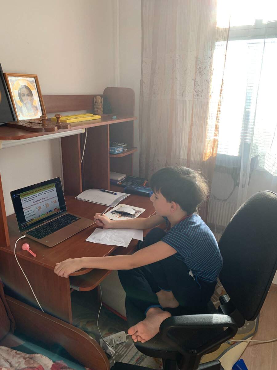 Что-то считает и смотрит урок:)