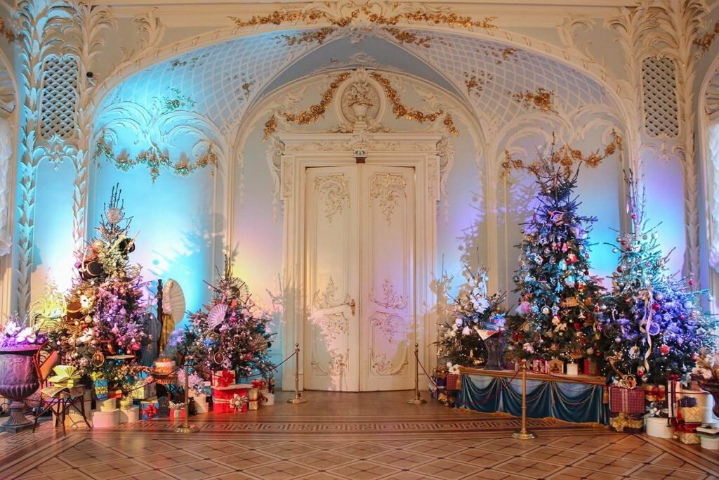 Эрмитажные елки, украшенные игрушками ручной работы конкурса «Создай экспонат для Эрмитажа» © aira.ru