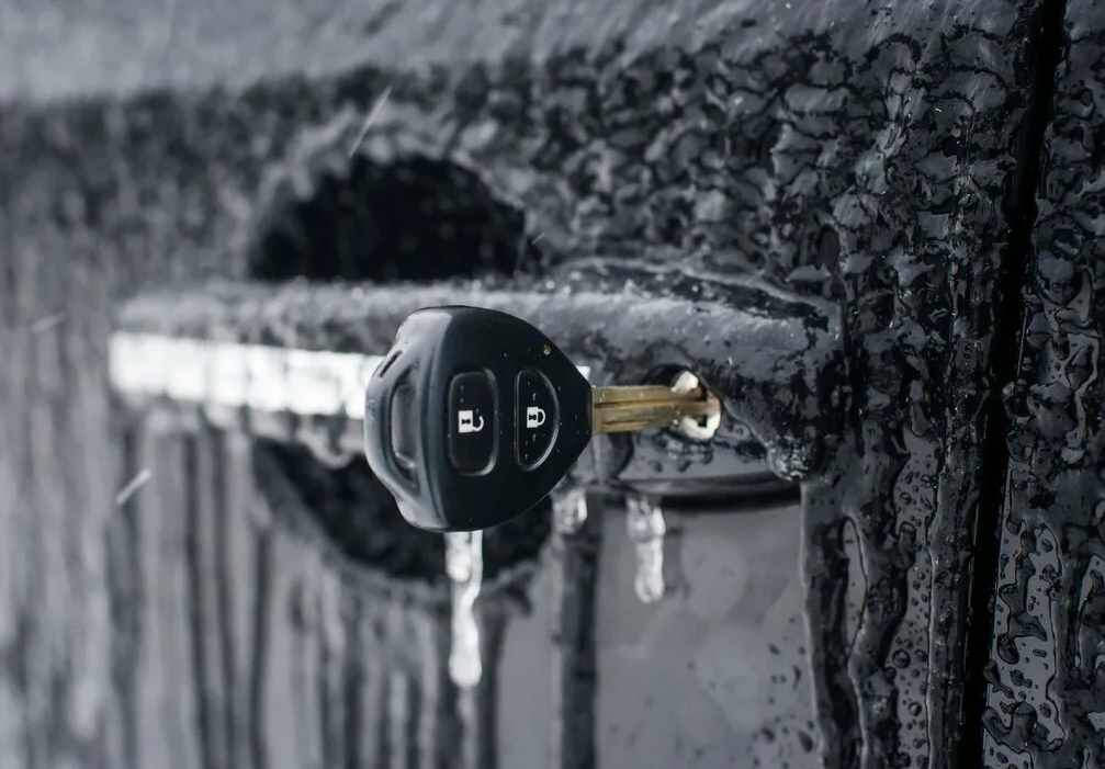 Что делать если замерз замок или дверь машины?