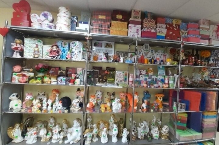 Сувениры,копилки и статуэтки.