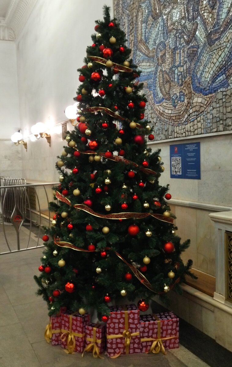 Новогодняя ёлка на станции метро "Проспект Мира" (кольцевая). Фото моё. 