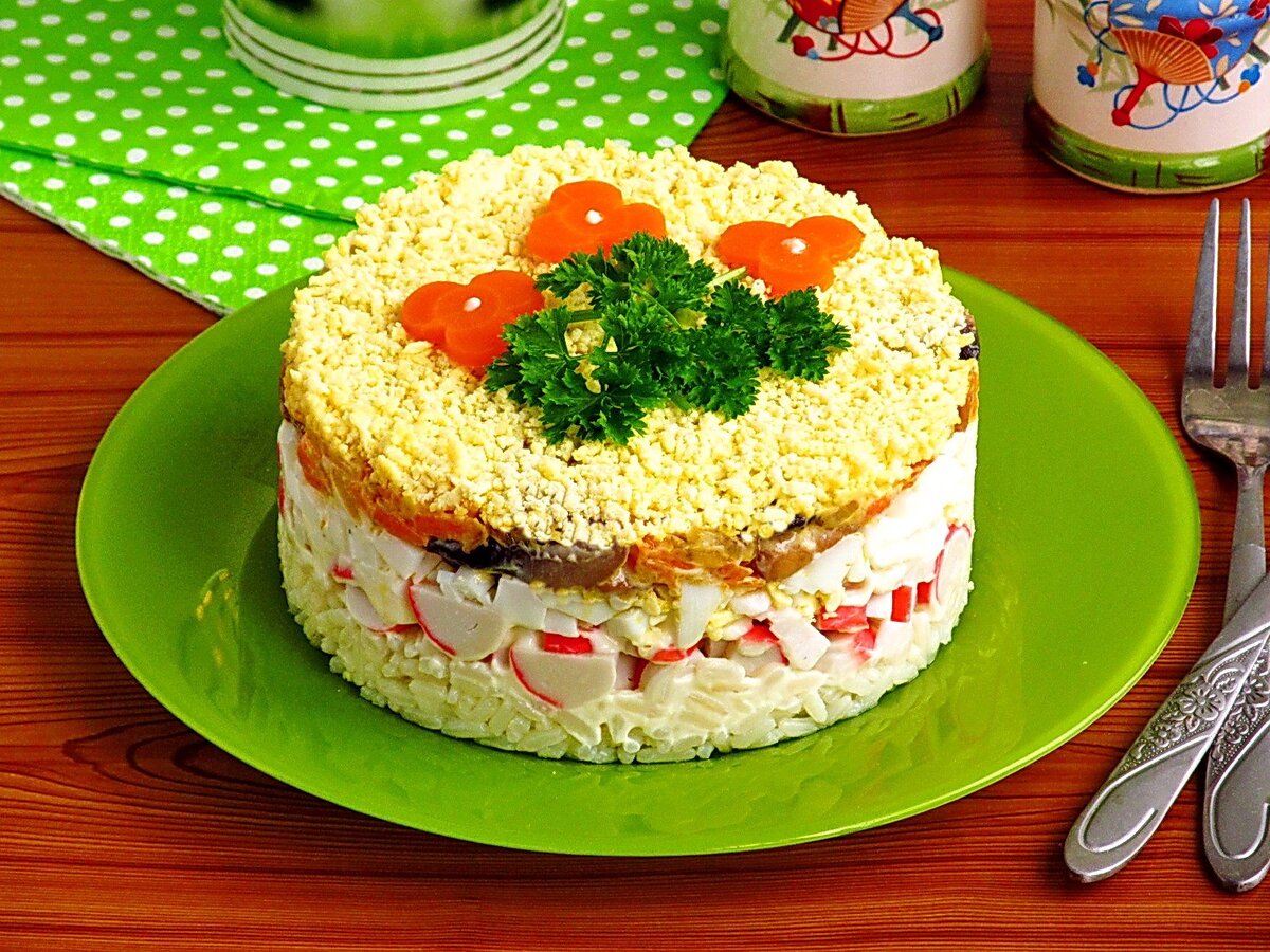 Праздничный салат. Источник фото-сайт: https://clck.ru/ZRxnU.