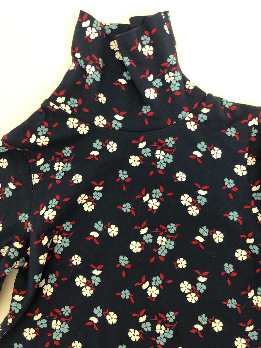 голова ребенка в эту водолазку не пролазила и ребенок, сильно нервничал.