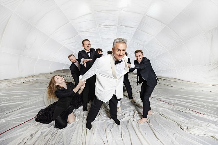 Промо фотография к спектаклю "Двенадцатая ночь, или всё что угодно" в театре им. Ермоловой - фото с сайта ermolova.ru