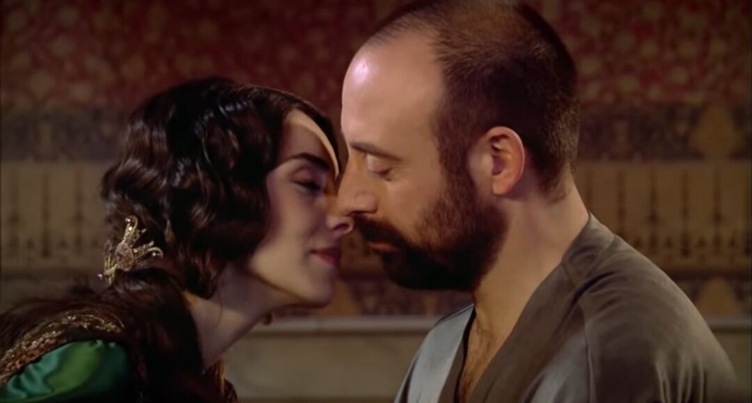 Взято:https://yandex.ru/images/touch/search?text=Махидевран%20и%20сулейман&source=tabbar&pos=7&img_url=https%3A%2F%2Fpbs.twimg.com%2Fmedia%2FEYjJEjXWAAANK73.jpg&rpt=simage 