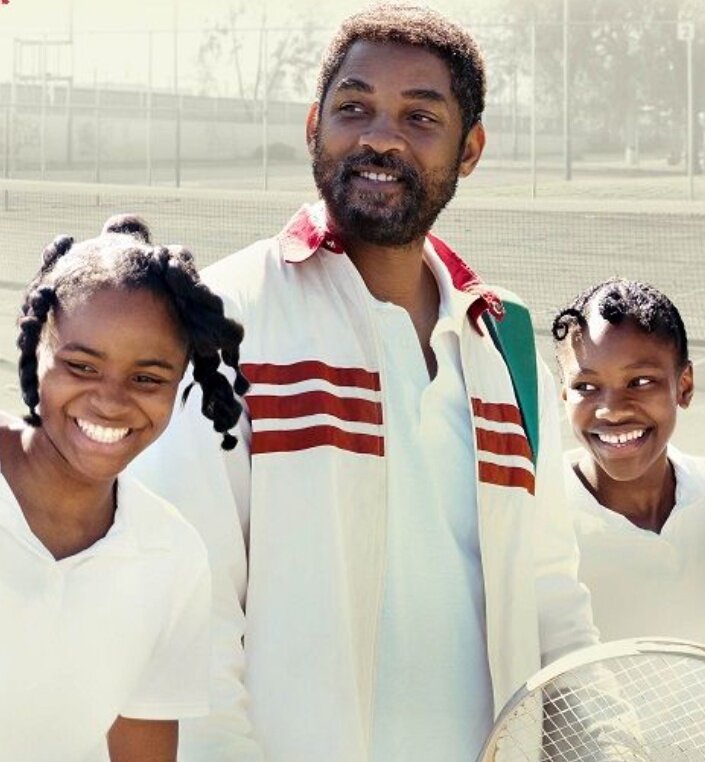 Король Ричард 2021г. Комптоны, 1988 год. Отец пяти дочерей Ричард Уильямс уже давно составил подробный план на будущее своих дочерей и упорно ему следует, а из восьмилетней Винус и семилетней Серены он намеревается сделать звёзд тенниса.