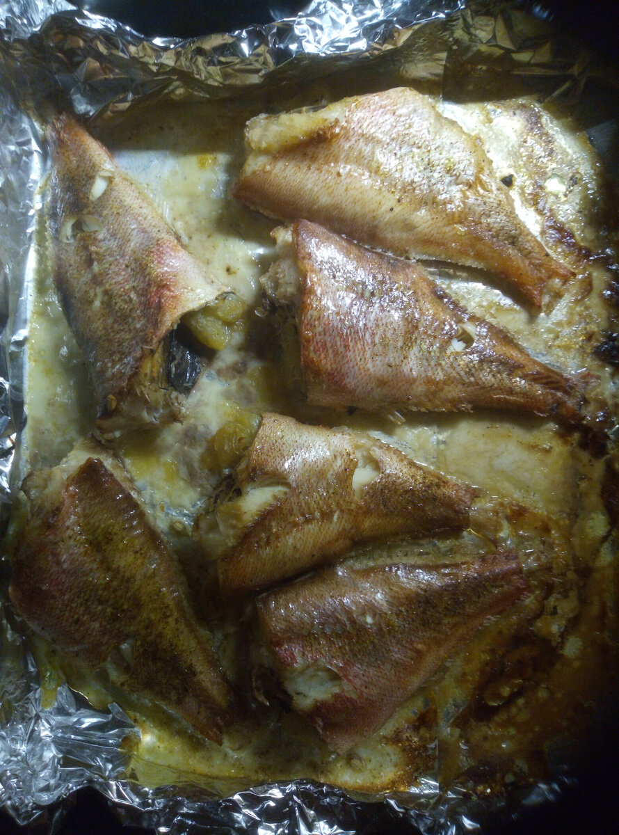 Уже приготовленный в духовом шкафу окунь. 