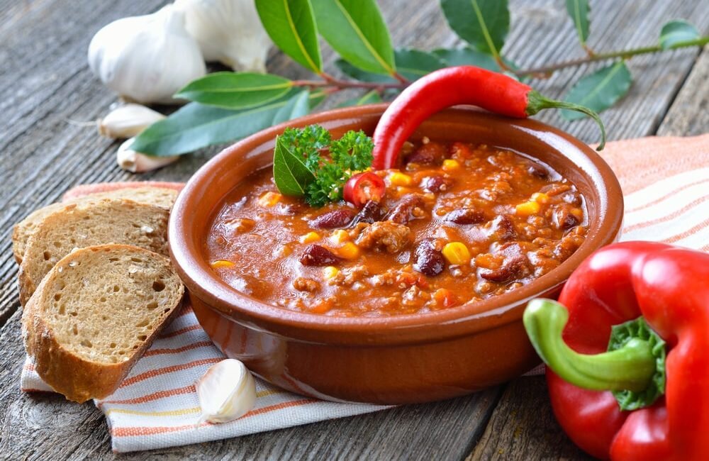  Национальная кухня Болгарии, в основе которой лежат балканские, греческие и турецкие гастрономические традиции, имеет много общего с кухнями соседних народов, а также свои самобытные черты.
