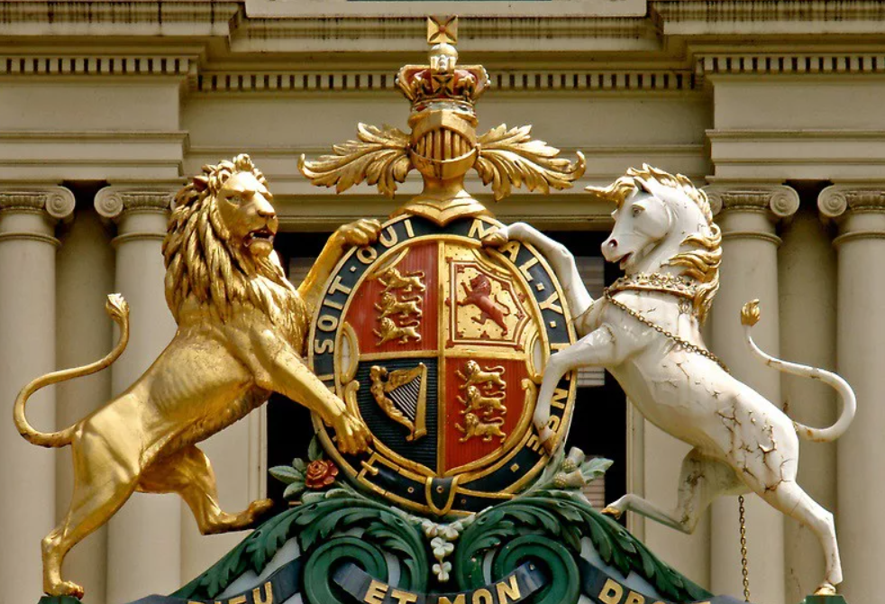Британский герб хорош не только вздыбившимися вокруг щита зверьми, и не обилием золотых корон, а почти реалистичным пейзажем с зелёной травой и яркими цветами.-2