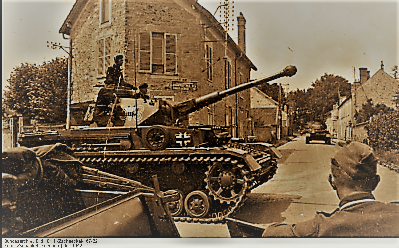 Pz.Kpfw.IV Ausf.F2. Франция, июль 1942 года. Таких машин выпустили в 1942 году 227 единиц. а затем еще вариант G, содержащий ряд конструктивных изменений, но в целом соответствующий F2 еще в количестве 1700 штук за 1942-1943 годы. Немецкий танк имел экипаж в пять человек, что позволяло разгрузить командира танка, предоставив ему возможность руководить боем. Командир Т-34 вынужден был стрелять из пушки, к тому же часто не имея возможности уточнить обстановку в виду отсутствия радиосвязи.