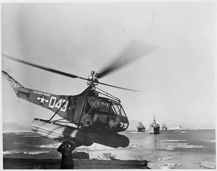 1947 год, февраль. Вертолет Sikorsky R-4 совершает посадку на ледокол USCGC Northwind во время операции Highjump (Фото из статьи Wikipedia "Operation Highjump", By Unknown or not provided - U.S. National Archives and Records Administration, Public Domain, https://commons.wikimedia.org/w/index.php?curid=17336117 )