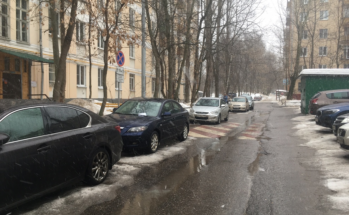 Это другой двор, но расположение дома, машин и направление моего движения были такими же. Фото автора.