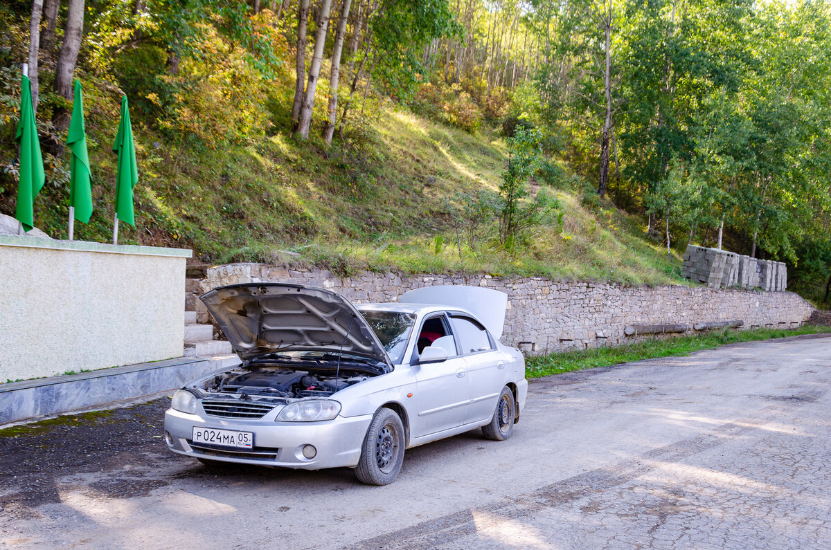 Решил приоткрыть капот что бы машина немного остыла.