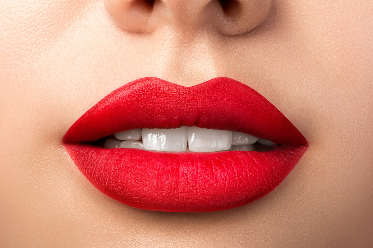 Увеличенные губы красивые. Under lip. Покусанные губы макияж. Under lip. Under lip.