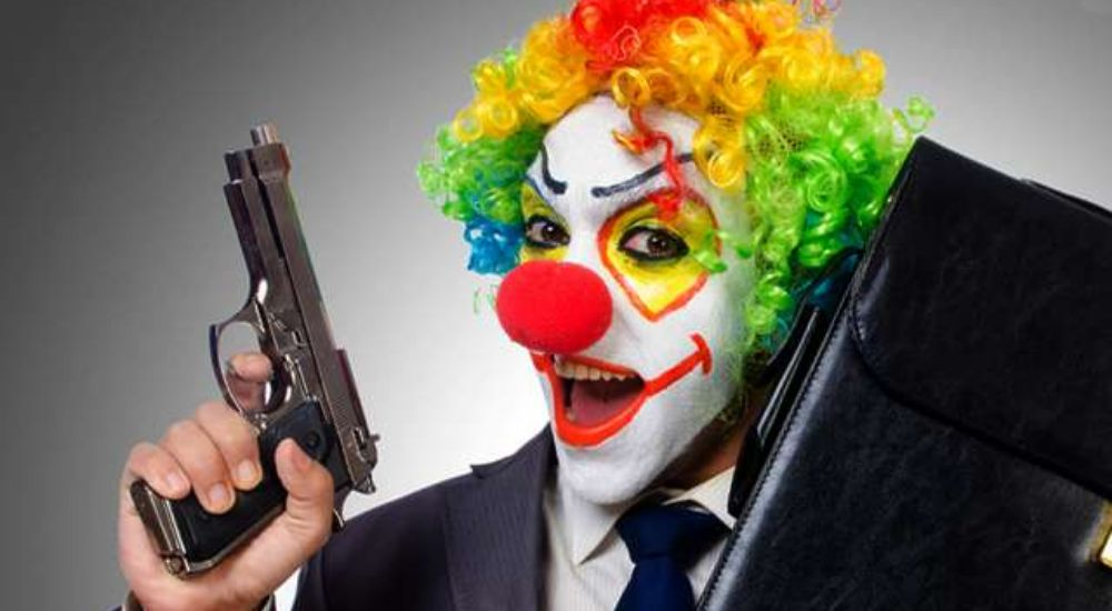 Клоун бандит. Клоун. Клоун с пистолетом.