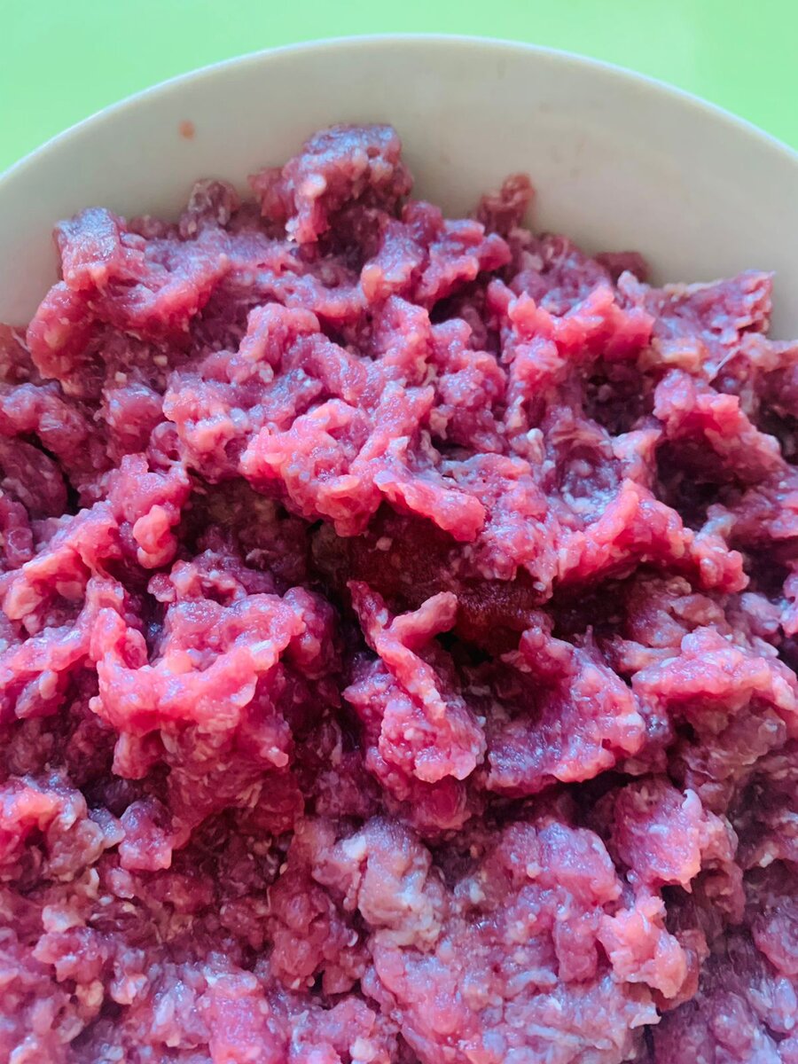 Замешиваем фарш с любимыми специями. Добавляем соль по вкусу.