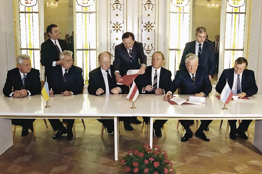 подписание снг. ельцин кравчук и шушкевич беловежское соглашение. ельцин кравчук и шушкевич. ельцин кравчук и шушкевич в беловежской пуще. подписание снг.