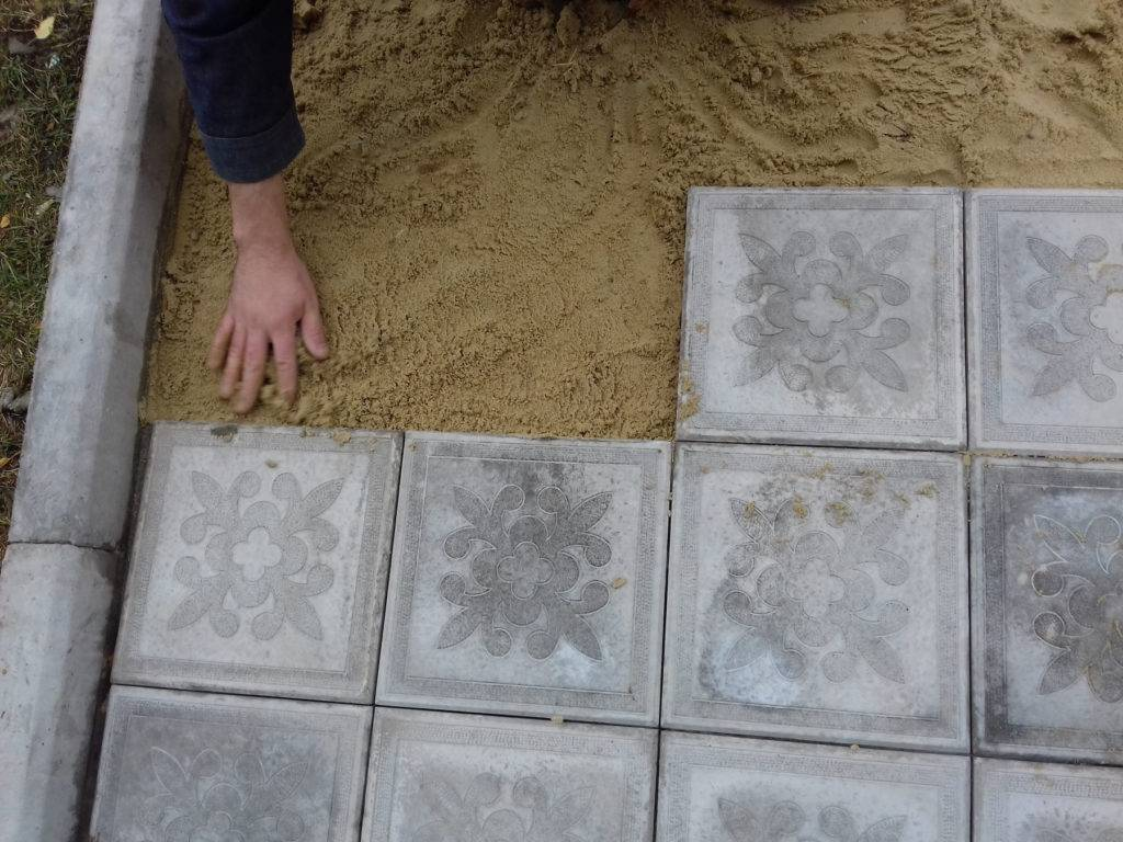 Почему класть тротуарную плитку на песок глупо: как у нас кладут многие .