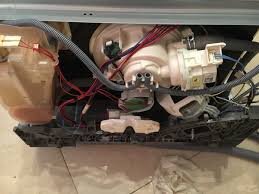 2 серых трубочки-аварийные шланчика отвода воды.