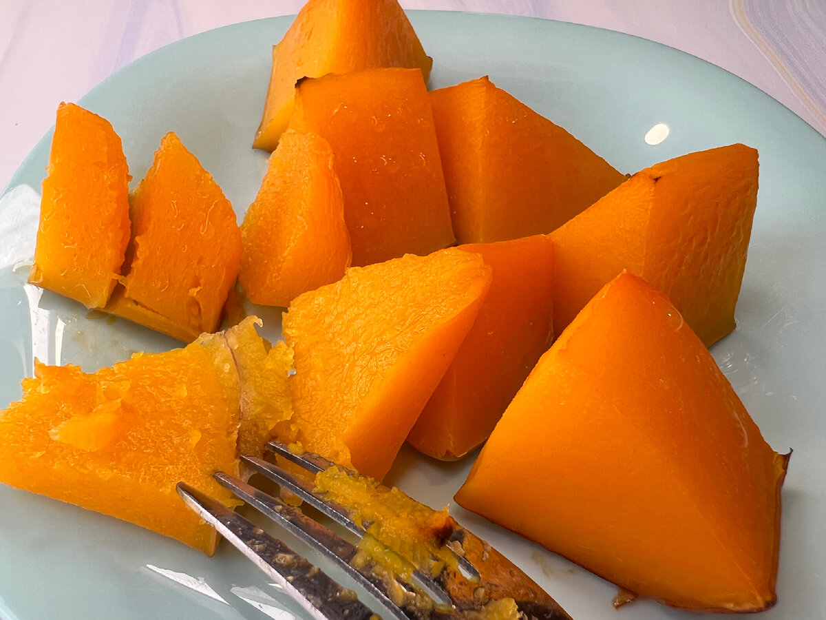 Проверяем готовность вилкой. Кусочек легко разламывается. Если тыква ещё не готова а вода выкипела - подлейте ещё. 