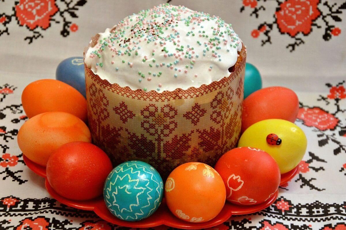 Как приготовить Кулич на пасху🎂 ХВ 

Этому рецепту меня научила мама. Поэтому я решил предложить его вам.

Продукты (на 12 порций)

Молоко - 0.5 литра 🥛

Дрожжи сухие активные - 1 пачка (11 грамм) | Дрожжи прессованные - 30 грамм 🥫

Соль - половину чайной ложки

Сахар - 2 стакана

Мука - 9 стаканов

Яички - 6 штук