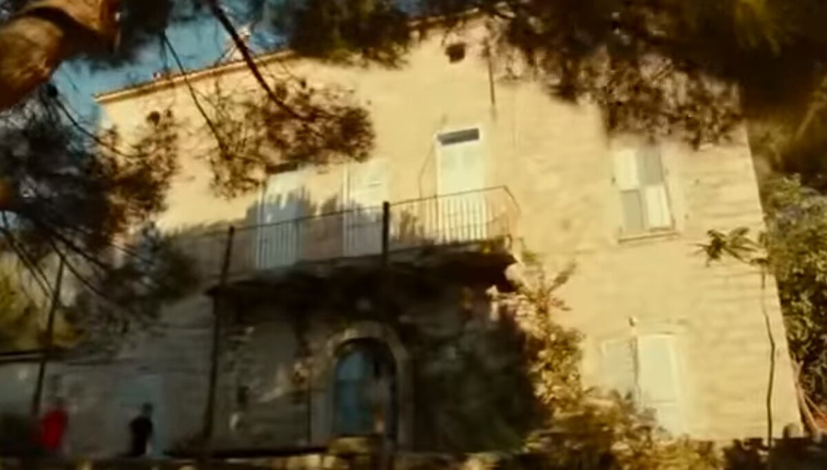 В этом доме им предстоит жить... Кадр из фильма "Этот неловкий момент". Изображение взято из свободных источников