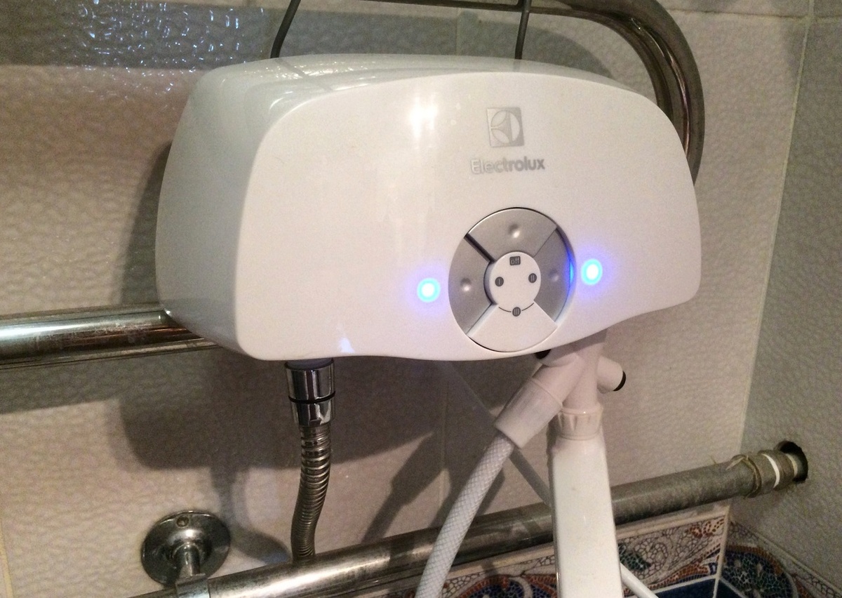 Так выглядит смонтированный проточный нагреватель в ванной комнате. Фото: Яндекс.Маркет