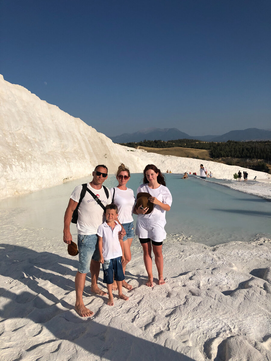 Фотография из отпуска, кошку оставили дома следить за рыбками.