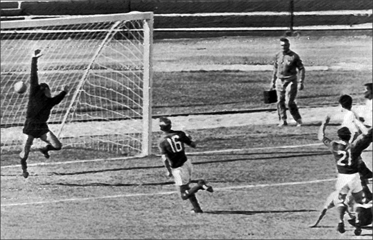 Гол! Алексей Мамыкин (16), Галимзян Хусаинов (21) и вратарь Роберто Соса