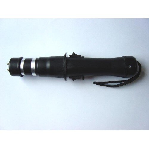 Электрошокер кобра имеет встроенный фонарь и дополнительные кольцевые электроды предотвращающие захват  электрошокера. Является эффективным оружием против нападения агрессивных собак и других животных( во время разряда образуется природный газ - озон, которого панически боятся все животные!