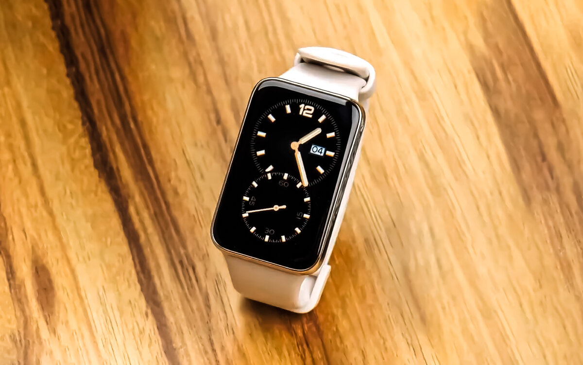 Xiaomi Smart Band 7 Pro в белой расцветке