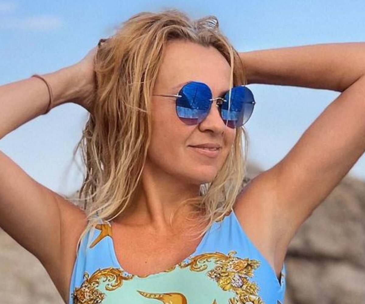     «Потрясающая фигура!»: Яна Рудковская в бирюзовом купальнике снялась на яхте с мужем в Сочи