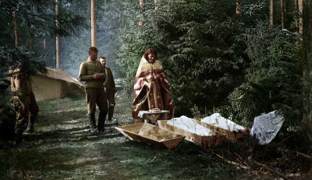 Фотография времён Первой мировой войны. Священник отпевает погибших русских солдат.