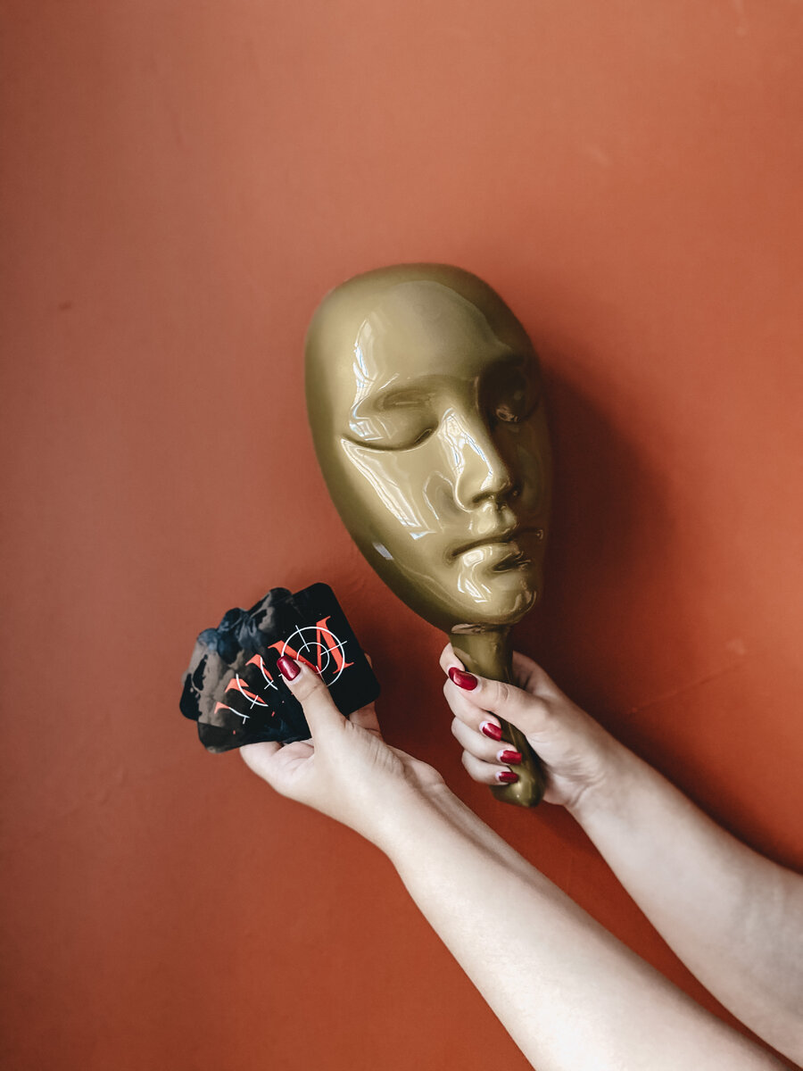 Маски для Мафии бывают разные, я использую вот такие золотые пластиковые. 