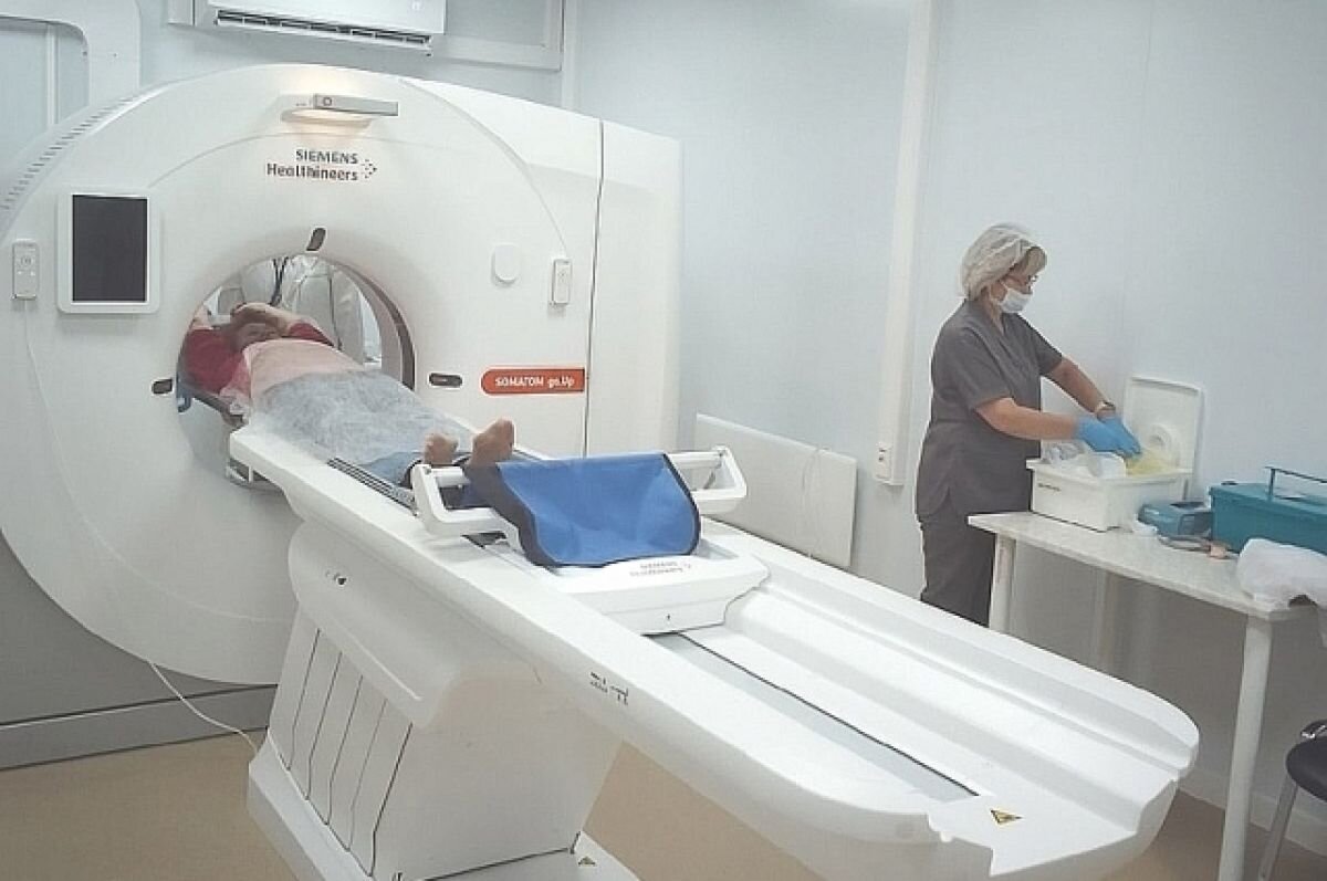    За состоянием пациента во время исследования внимательно наблюдают врачи.