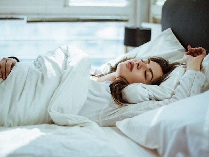 Фото Девушка спит на закате солнца. 