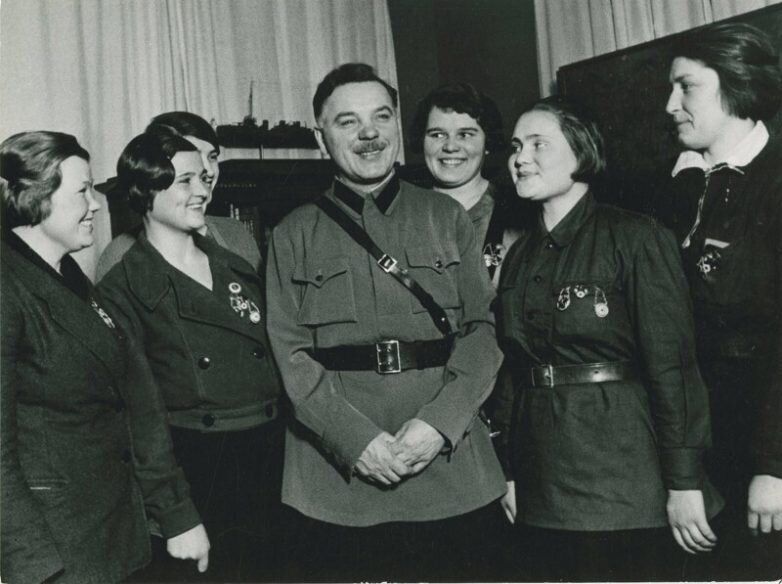 Нарком обороны К. Ворошилов на совещании жён командиров, 1936 год. фото из eg.ru