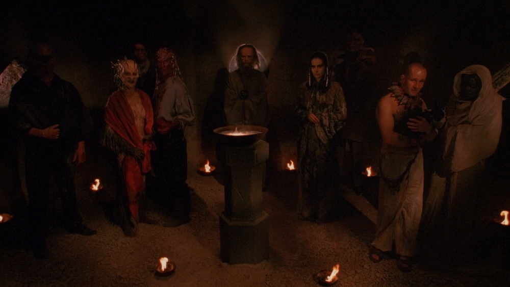 Это и другие изображения в данной статье являются кадрами из фильма "Nightbreed" 1990 года, в свою очередь, этот фильм экранизация романа под именем "Кабал". Создателем романа и режиссером фильма является один человек - Клайв Баркер 