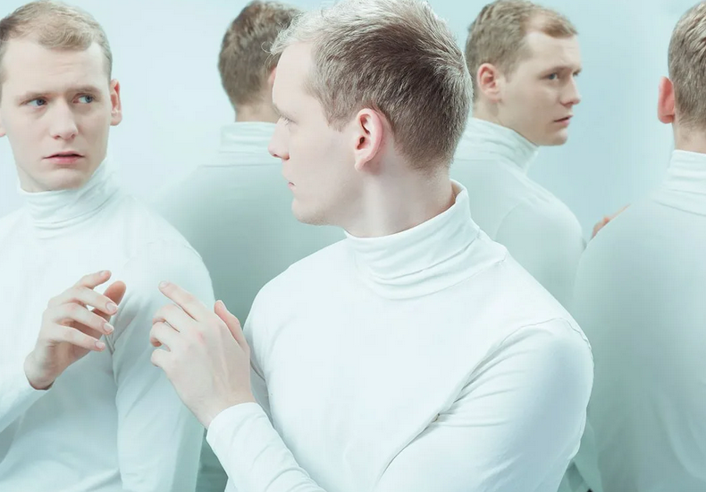 Лечить шизофрению в общем понимании означает снимать острые состояния и поддерживать стабильность пациента. Но это неверное толкование слова "лечить", поэтому я употребляю слово "исцелять" - "из целого". То есть исходить из конечного целого состояния человека, разбитого ранее болезнью на части.