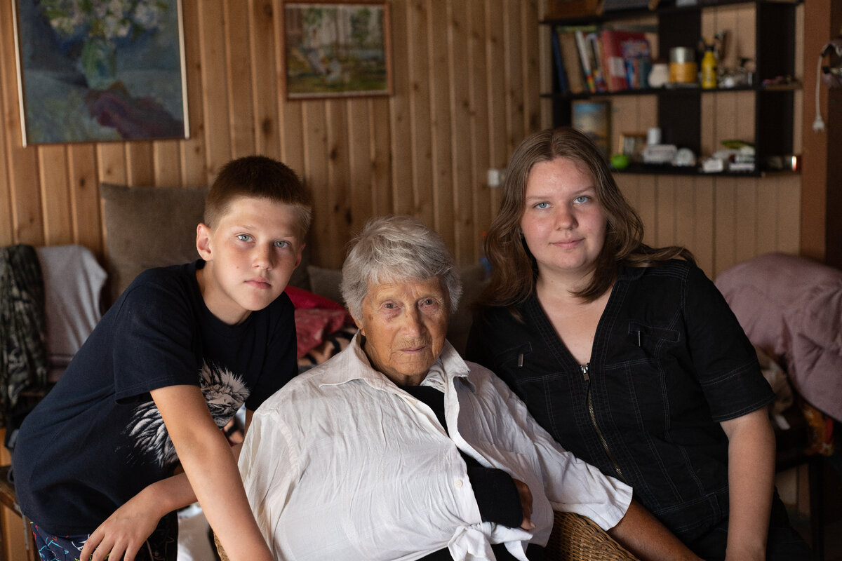 Бабушка Наташа Янушевская и её прапраправнуки.