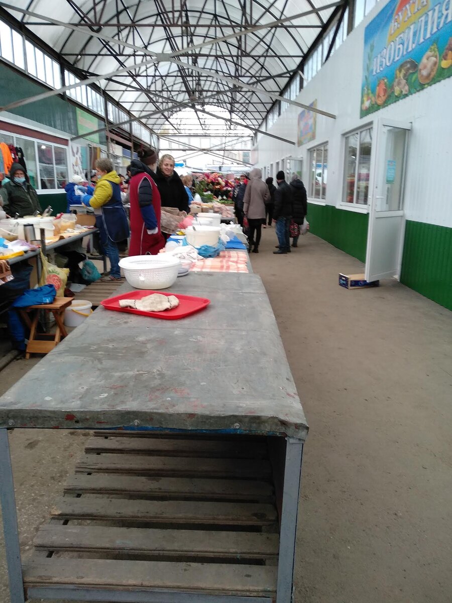 Старое фото, и молочница не моя, но практически напротив моего магазинчика