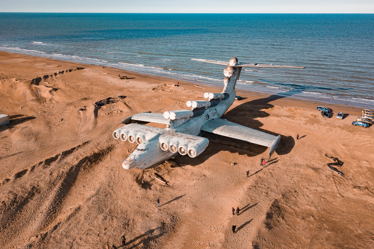 Экраноплан Лунь на побережье Каспийского моря