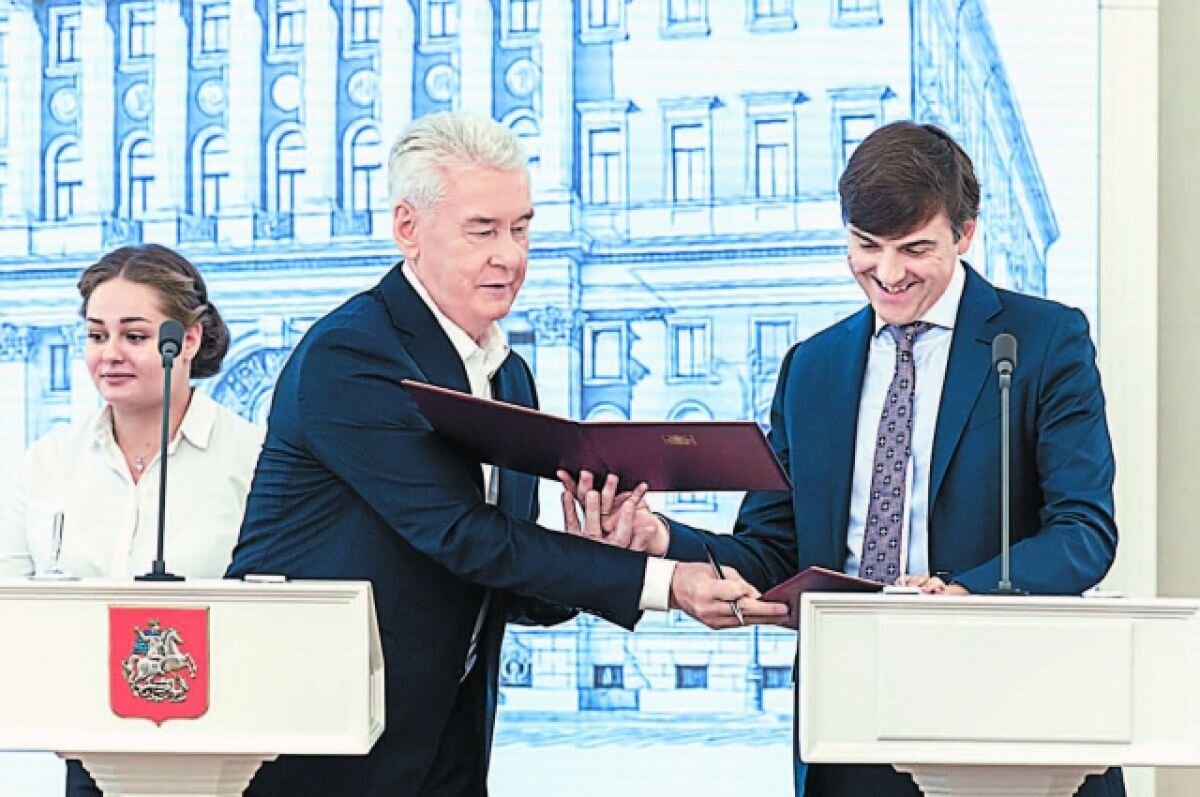   Сергей Собянин и глава Минпросвещения Сергей Кравцов считают, что система образования Москвы – одна из лучших в мире. Поэтому опыт столицы надо использовать в школах страны.