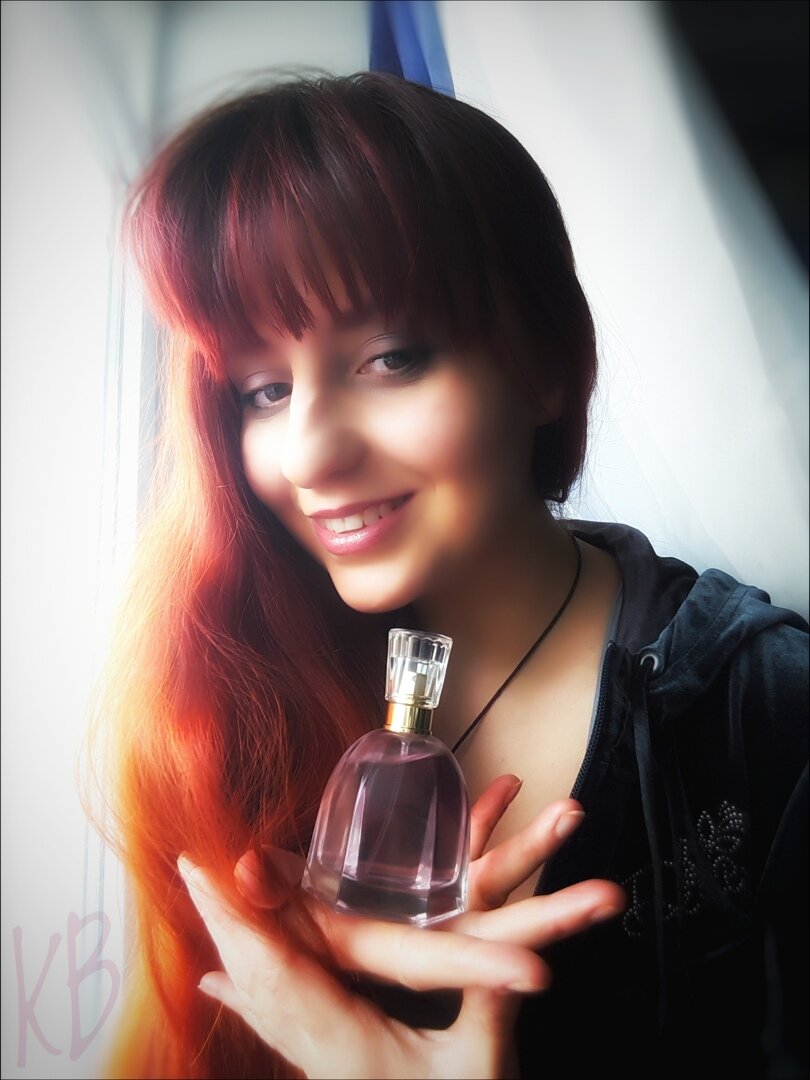 Сошедший ныне с производства парфюм Sunkiss Garden. За необычную форму его флакона  обозреватели называли его "платьем Алисы из страны чудес".