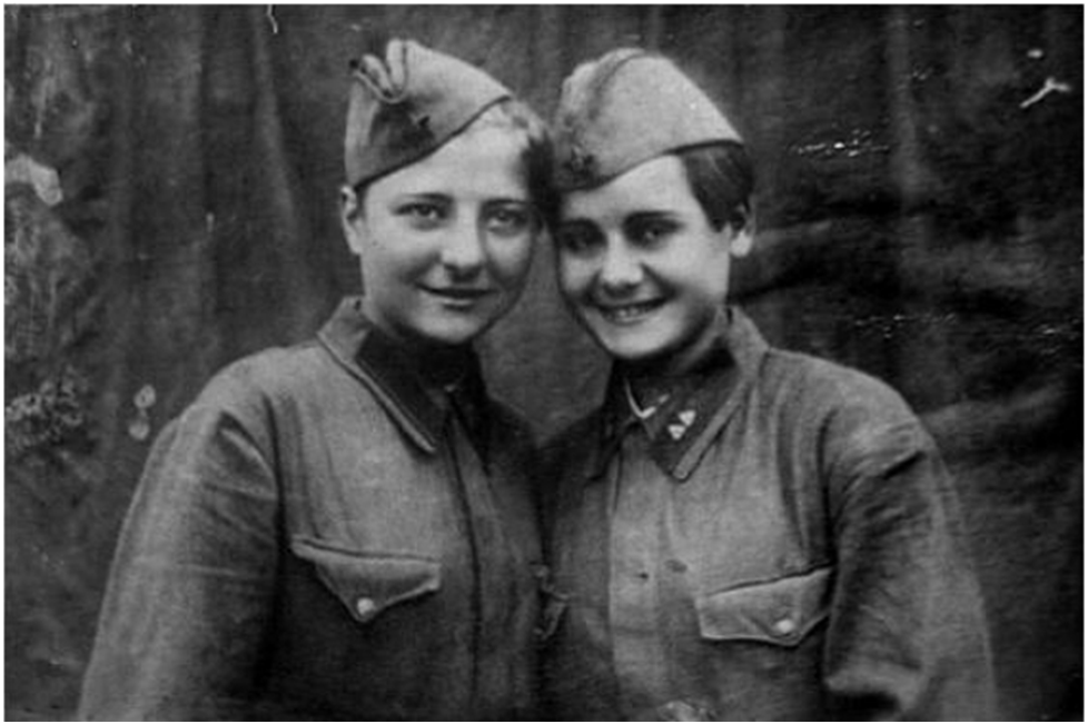 Валентина  Олешко (слева) с подругой Анной Якутовой перед заброской в немецкий тыл в районе Гатчины