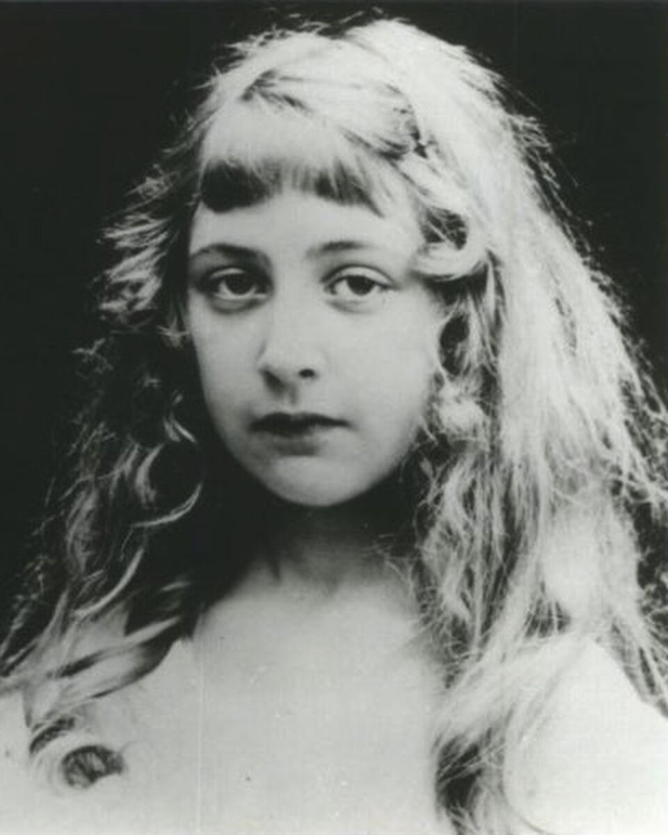 Кристи в девичестве, начало 1900-х годов https://upload.wikimedia.org/wikipedia/commons/0/0e/Agatha_Christie_as_a_child_No_1.jpg