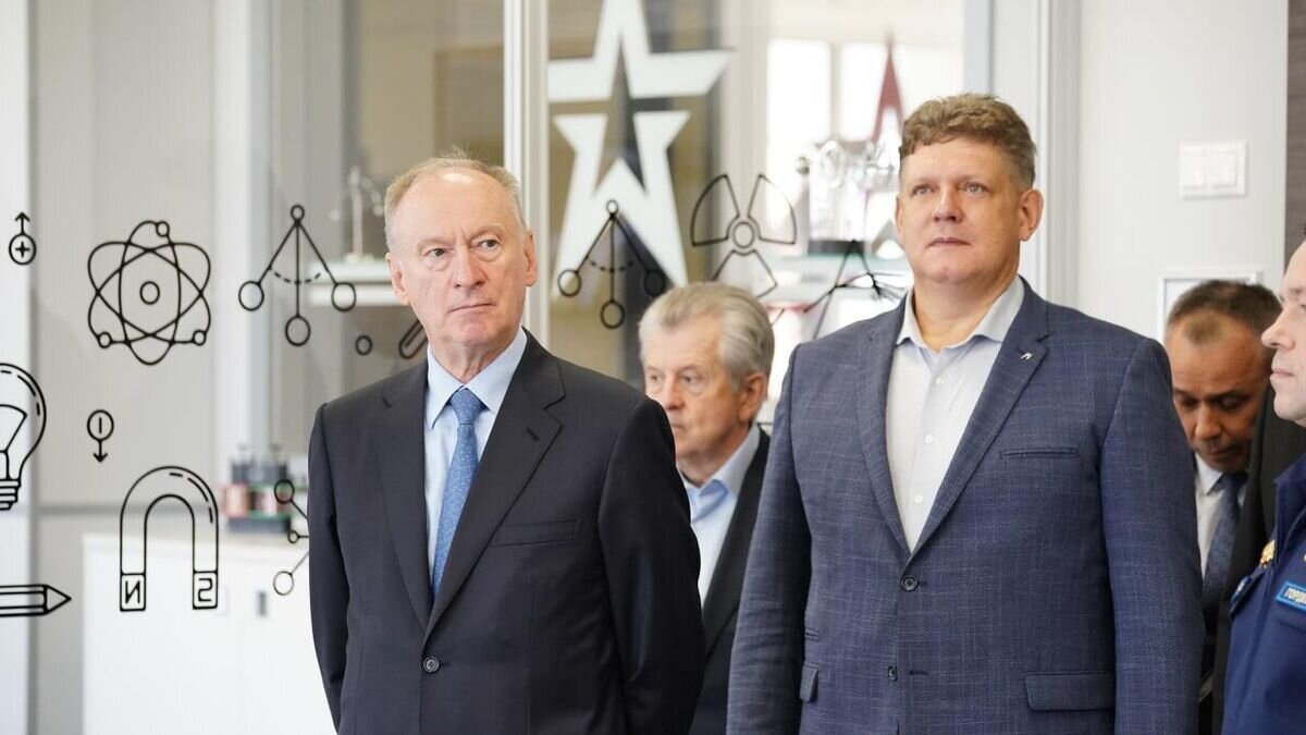    Секретарь Совета безопасности РФ Николай Патрушев, полномочный представитель президента РФ Анатолий Серышев осмотрели социальные объекты в Кемерове© Фото предоставлено пресс-службой правительства Кузбасса