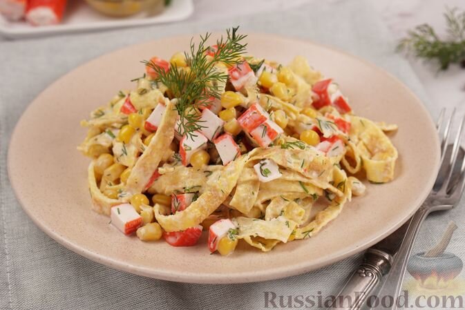 крабовые палочки, кукуруза консервированная, яйца, чеснок, зелень укропа, майонез, масло растительное, соль, перец чёрный молотый