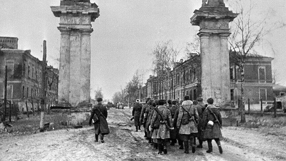 Фото: © Подразделения советских войск входят в Гатчину после освобождения города от немецко-фашистских захватчиков. РИА Новости/Галина Санько